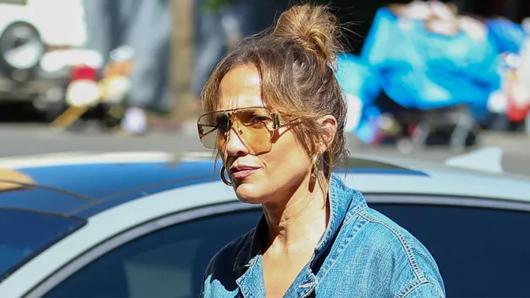 Jennifer Lopez’s Affordable Cozy 2-Piece Set Becomes the Go-To Fall Outfit