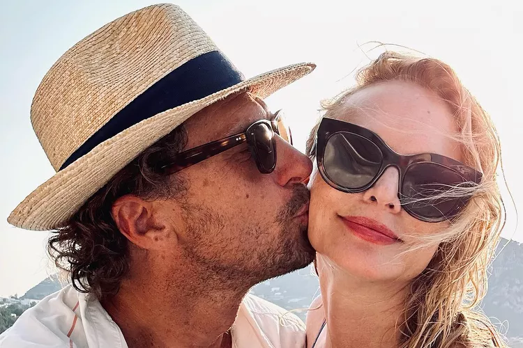 Heather Graham’s Radiant ‘Italian Getaway’ with John de Neufville Lights Up Amalfi Coast