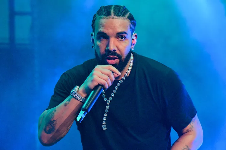 Drake Surprises Lucky Fan with Mercedes-Benz G-Wagon Worth Over $139k at Toronto Concert