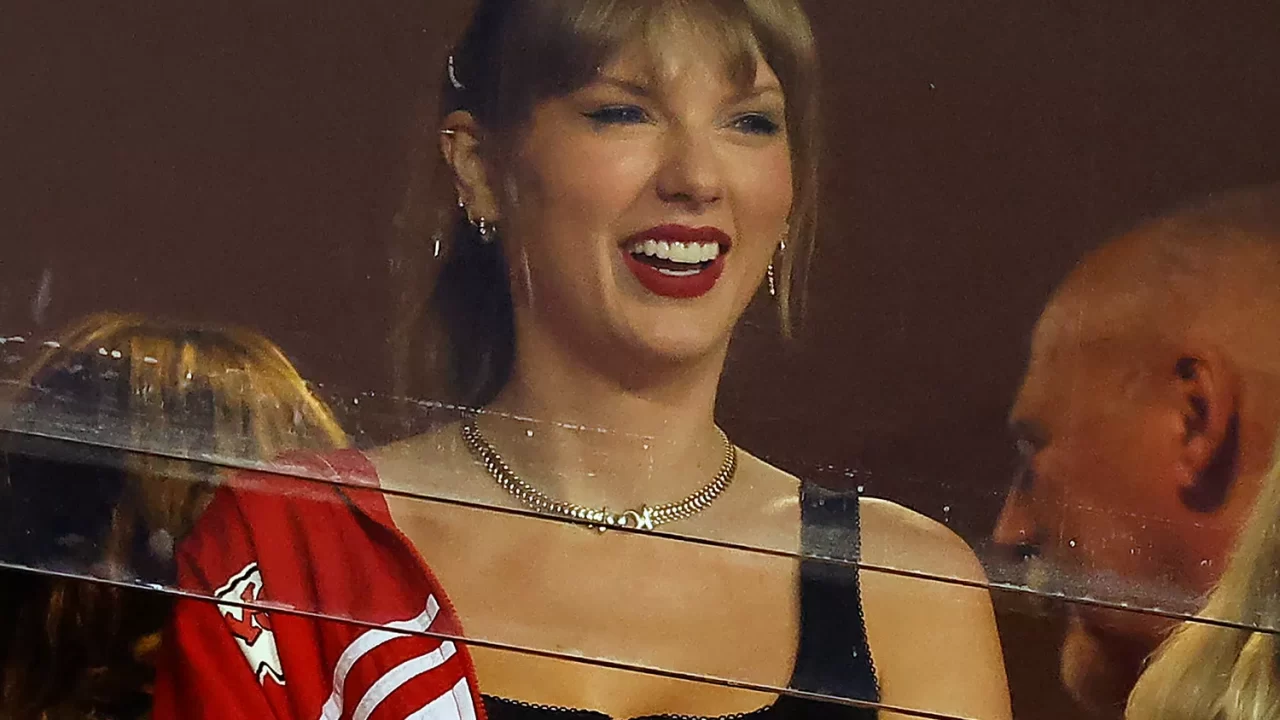 Taylor Swift’s Third Stylish Appearance at Chiefs Game Cheers Travis Kelce