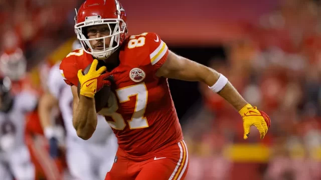 Chiefs Secure Victory; Taylor Swift Cheers Kelce Again