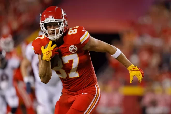 Travis Kelce’s Touchdown with Taylor Swift Cheers and Chest Bump Celebrations